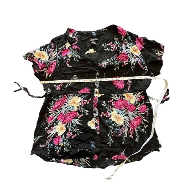 Torrid Black Floral Flutter Sleeve Blouse, 1x - Picture 6 of 7